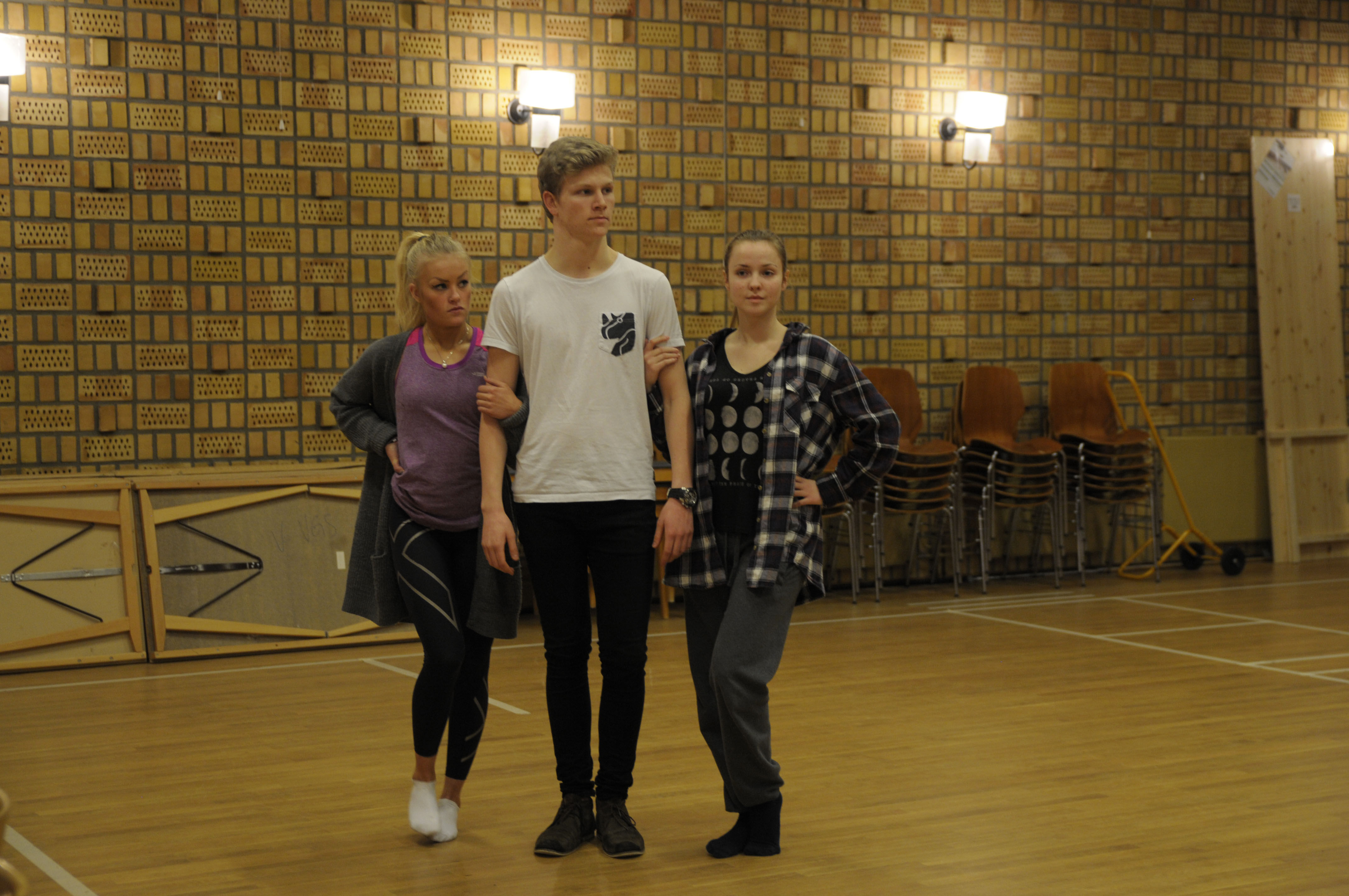 Full konsentrasjon på dramaøving. Frå venstre: Maria Kårstad , Tomas Håndlykken og Sigrid Vassbotn